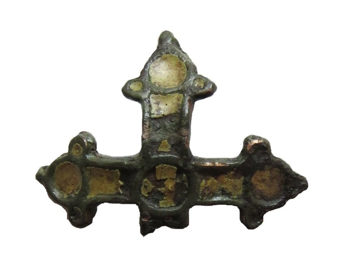 Археологи знайшли тисячолітні артефакти лицарів: унікальні фото скарбів