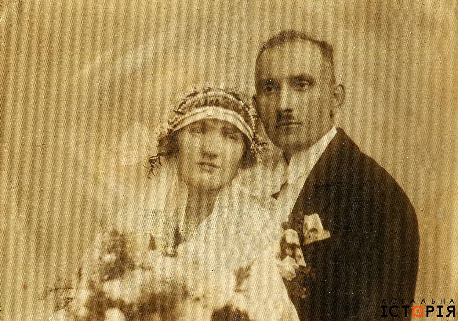 Ось у якому вбранні одружувались українці на початку ХХ століття: 15 весільних фото