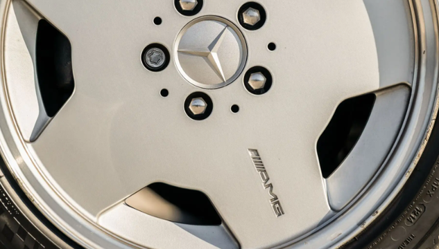 Єдиний екземпляр: на продаж виставили унікальний Mercedes-Benz 80-х (фото)