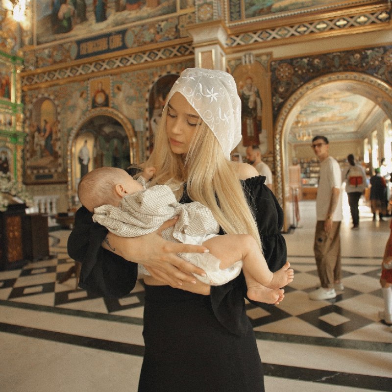 TikTok-блогерка оголосила про розлучення з чоловіком-співаком, від якого народила пів року тому