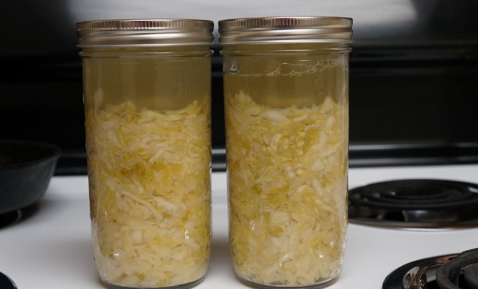 Сік квашеної капусти: кому треба пити цей “еліксир здоров'я", а кому не можна