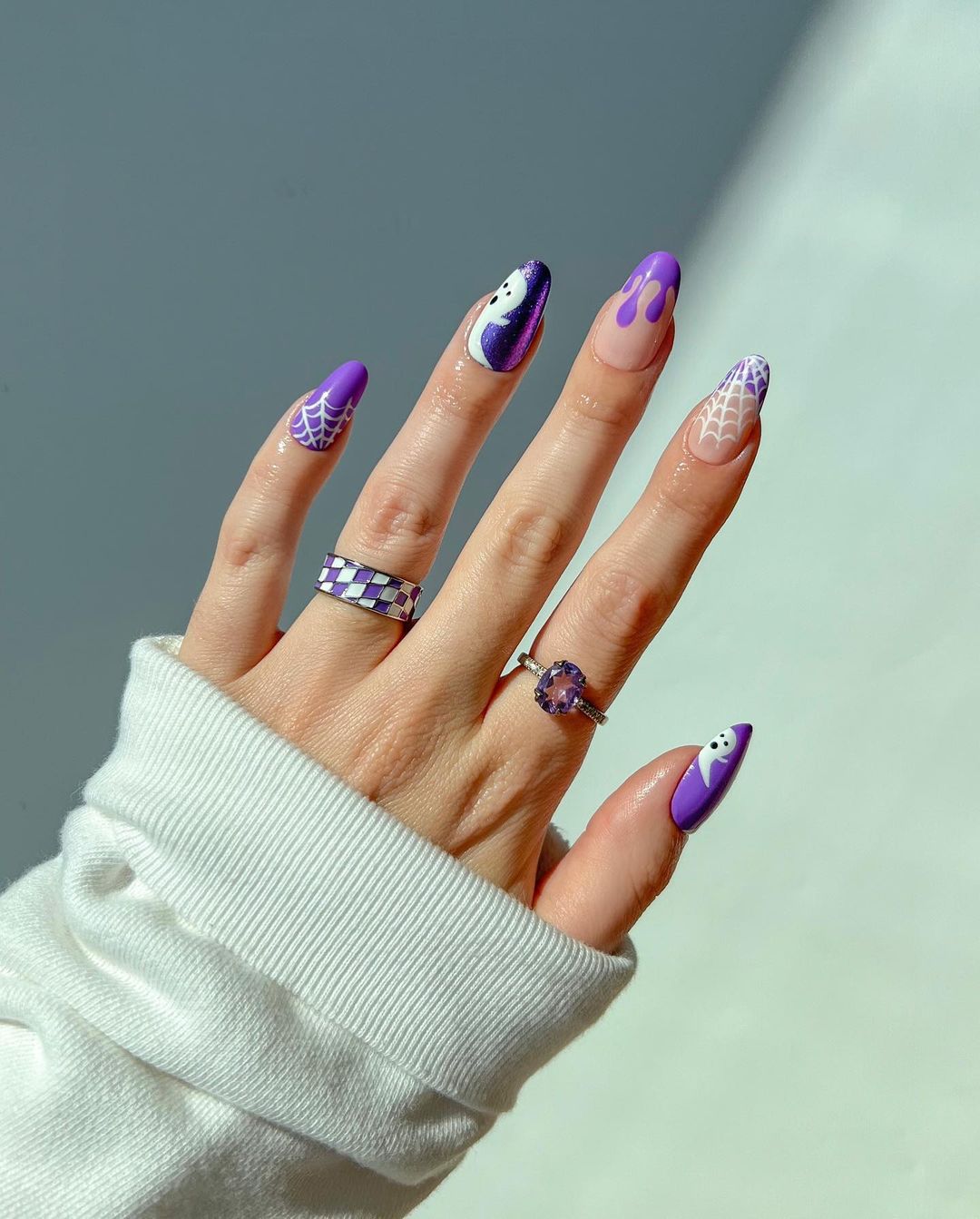 Маникюр на Хэллоуин-2024: 7 идей стильного нейл-арта с паутиной и пауками