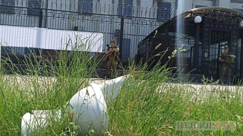 Сожжение паспорта, унитаз и могильные кресты оккупантам: как в Киеве провели акцию "Последний день России"