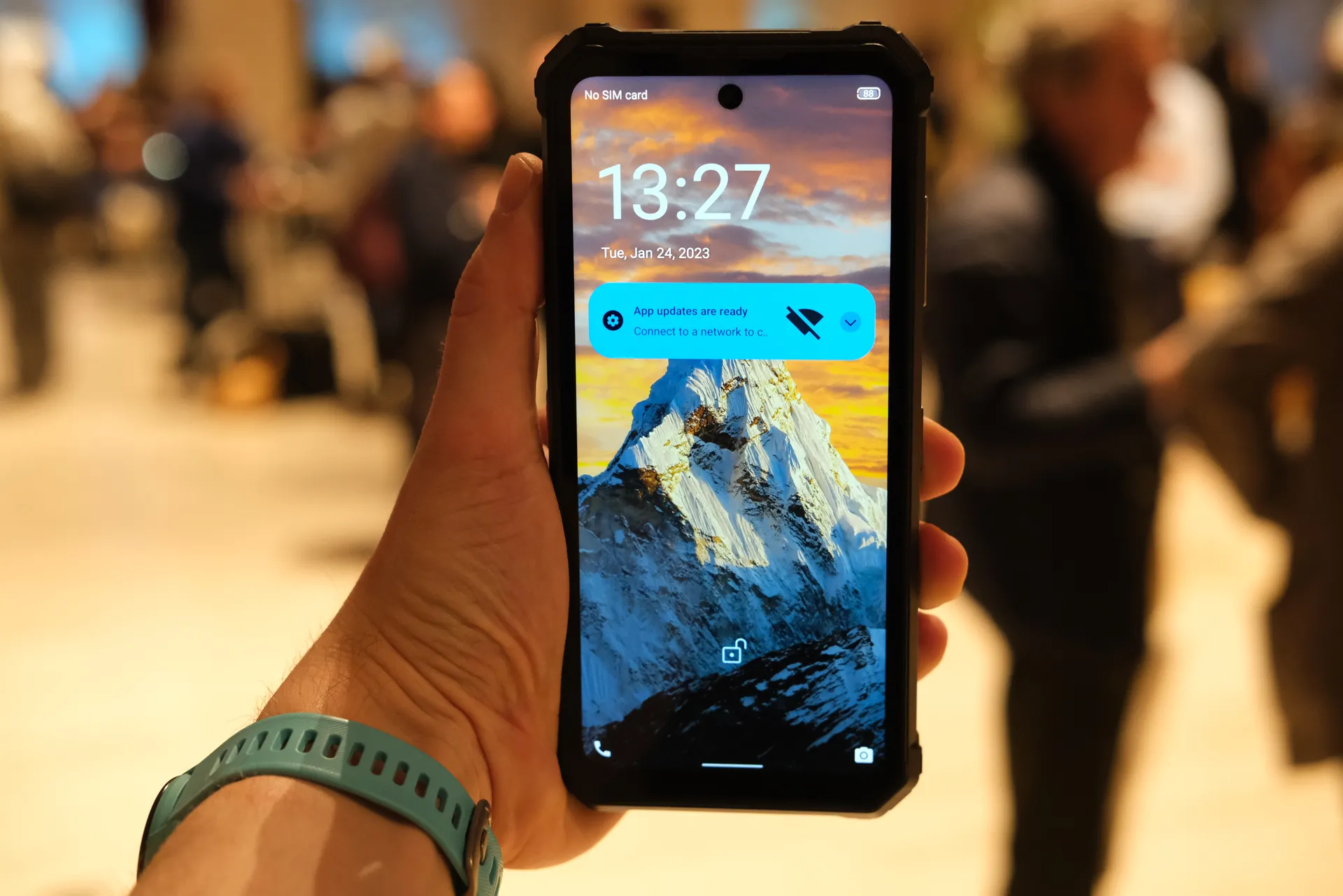 Можно не заряжать три месяца. Представлен смартфон с "жирной" батареей и бюджетной ценой (фото)