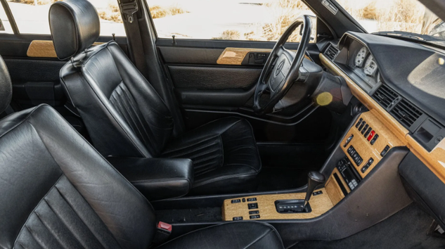 Єдиний екземпляр: на продаж виставили унікальний Mercedes-Benz 80-х (фото)