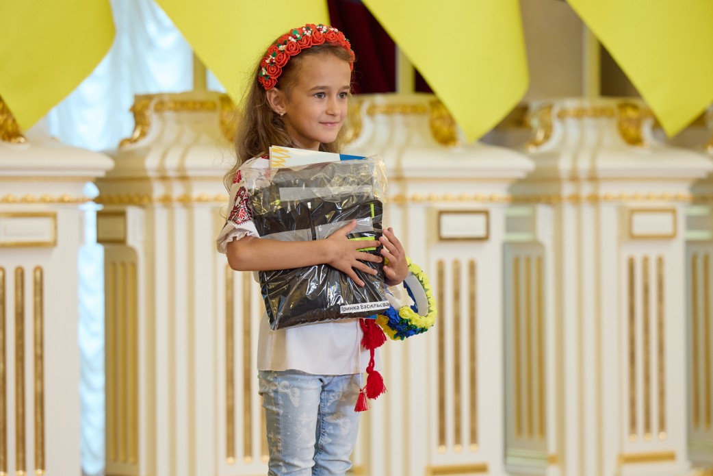 7-річна українка купила для воїнів ЗСУ 4 авто, дрони і Starlink, роблячи віночки (відео і фото)