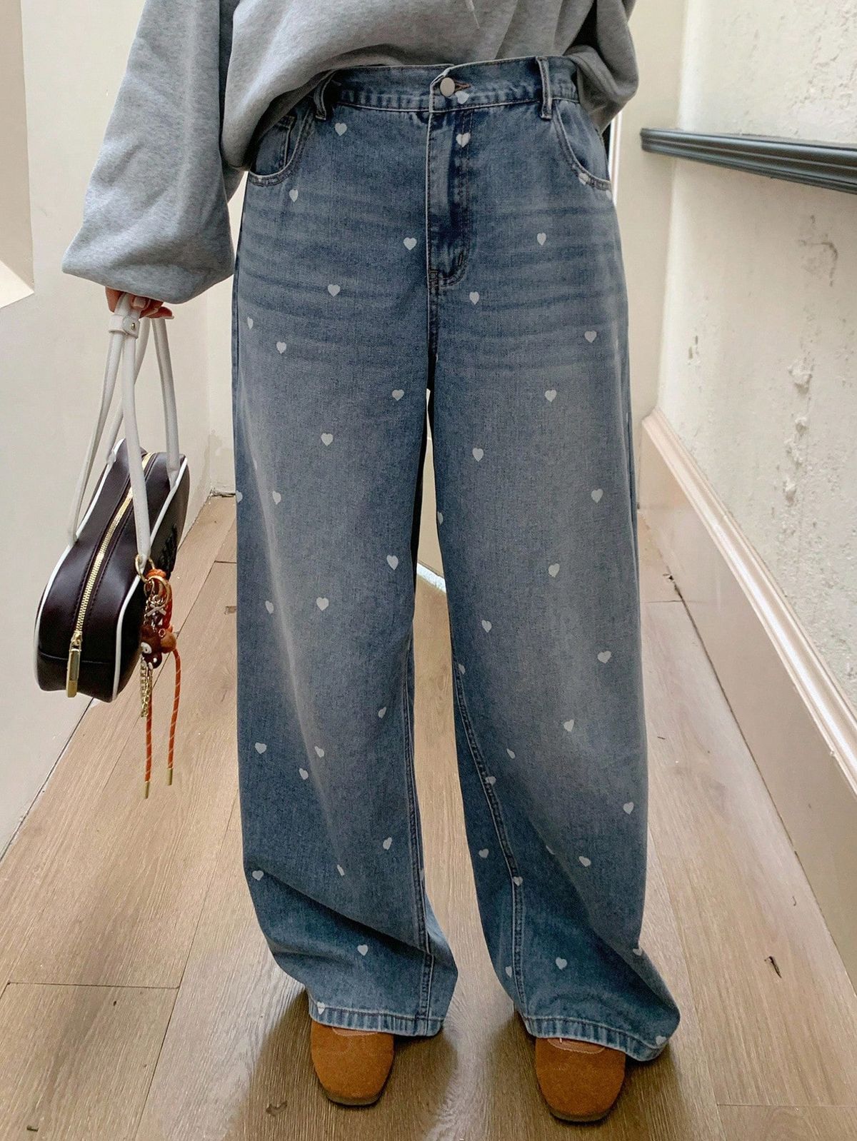 Джинсы, которые уже не в моде: что носить вместо них осенью 2025