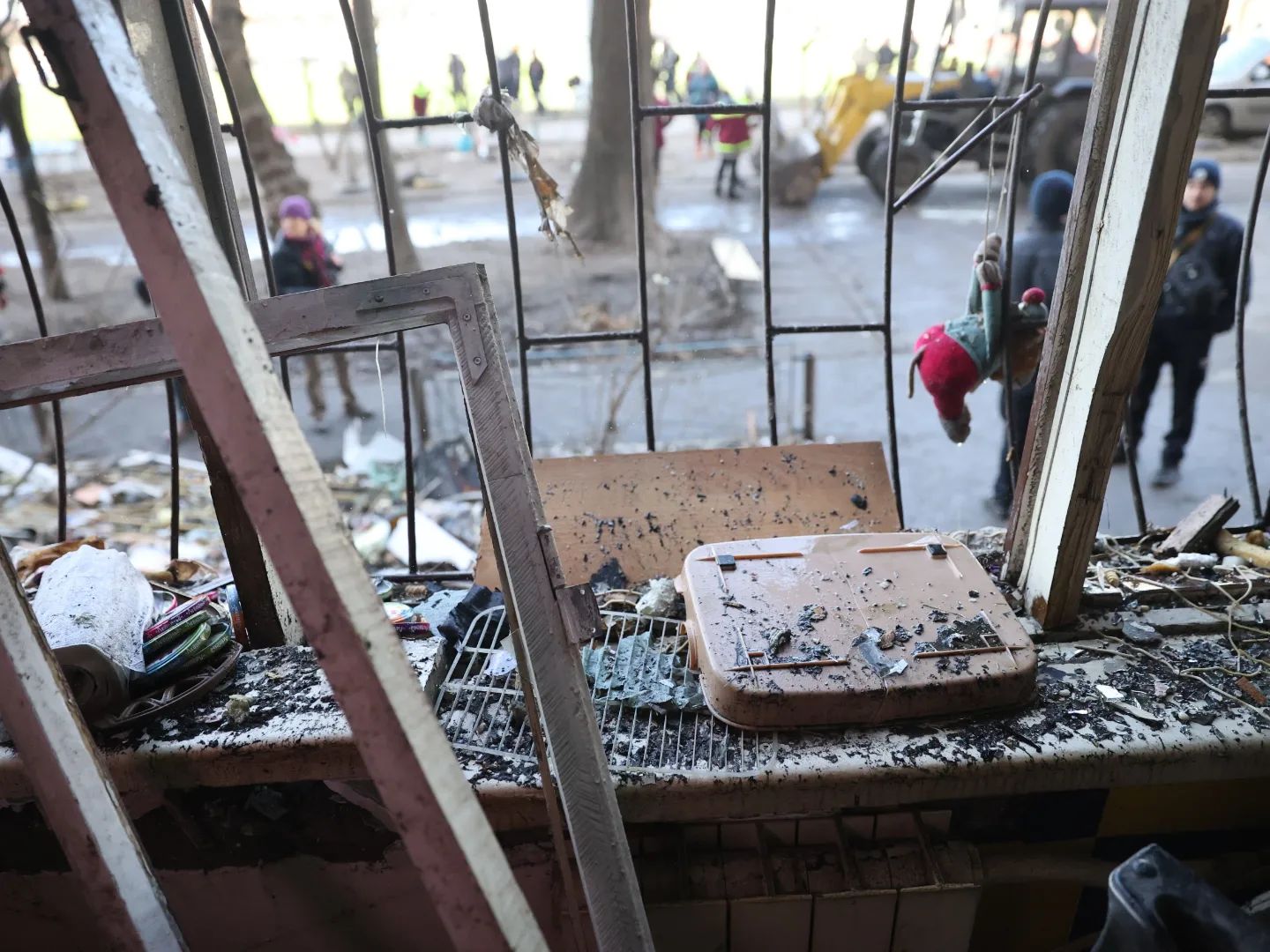 Мандрівник Дмитро Комаров тепер їздить по Києву, показуючи світу горе від російських ракет