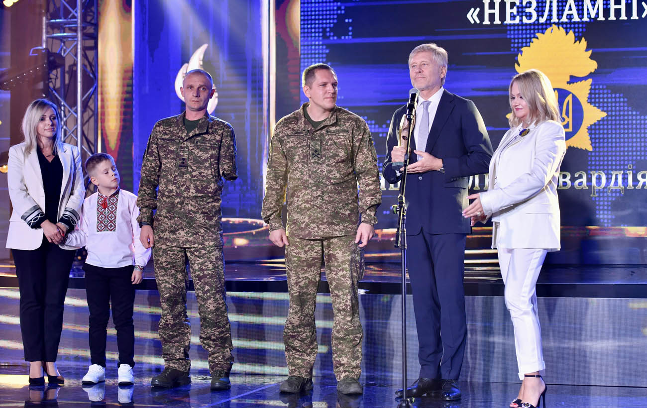 Вручення спеціальної військово-патріотичної премії «Незламні» Національній Гвардії України. Нагороду вручають (справа наліво) Наталія Бучинська та Вадим Гуржос. Нагороду отримують командувач НГУ, бригадний генерал Олександр Півненко, офіцер НГУ (перебував в полоні Азовсталь) Михайло Вернигора, дружина загиблого під час оборони Харкова офіцера НГУ Анна Орлова з сином. 5 листопада 2023 року відбулася 27-ма об’єднана урочиста церемонія вручення премії «Людина року 2021-2022»