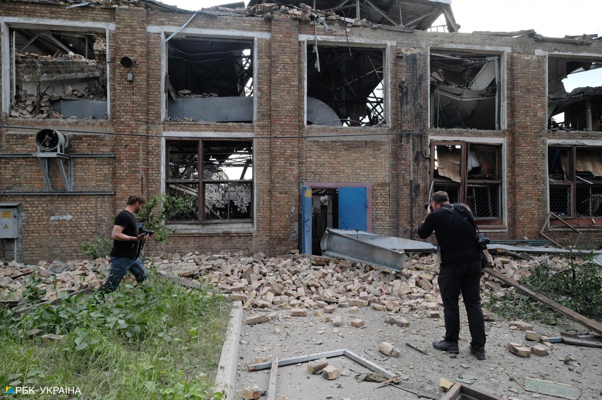 Ранковий удар по Києву. Фоторепортаж з обстріляного ДВРЗ