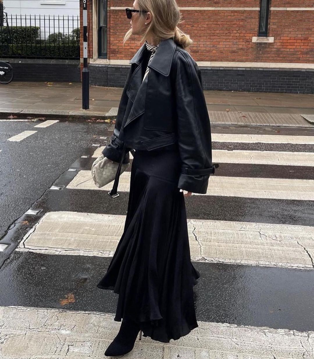 Как носить кожаные вещи весной 2023, чтобы выглядеть мегастильно: фотоподборка
