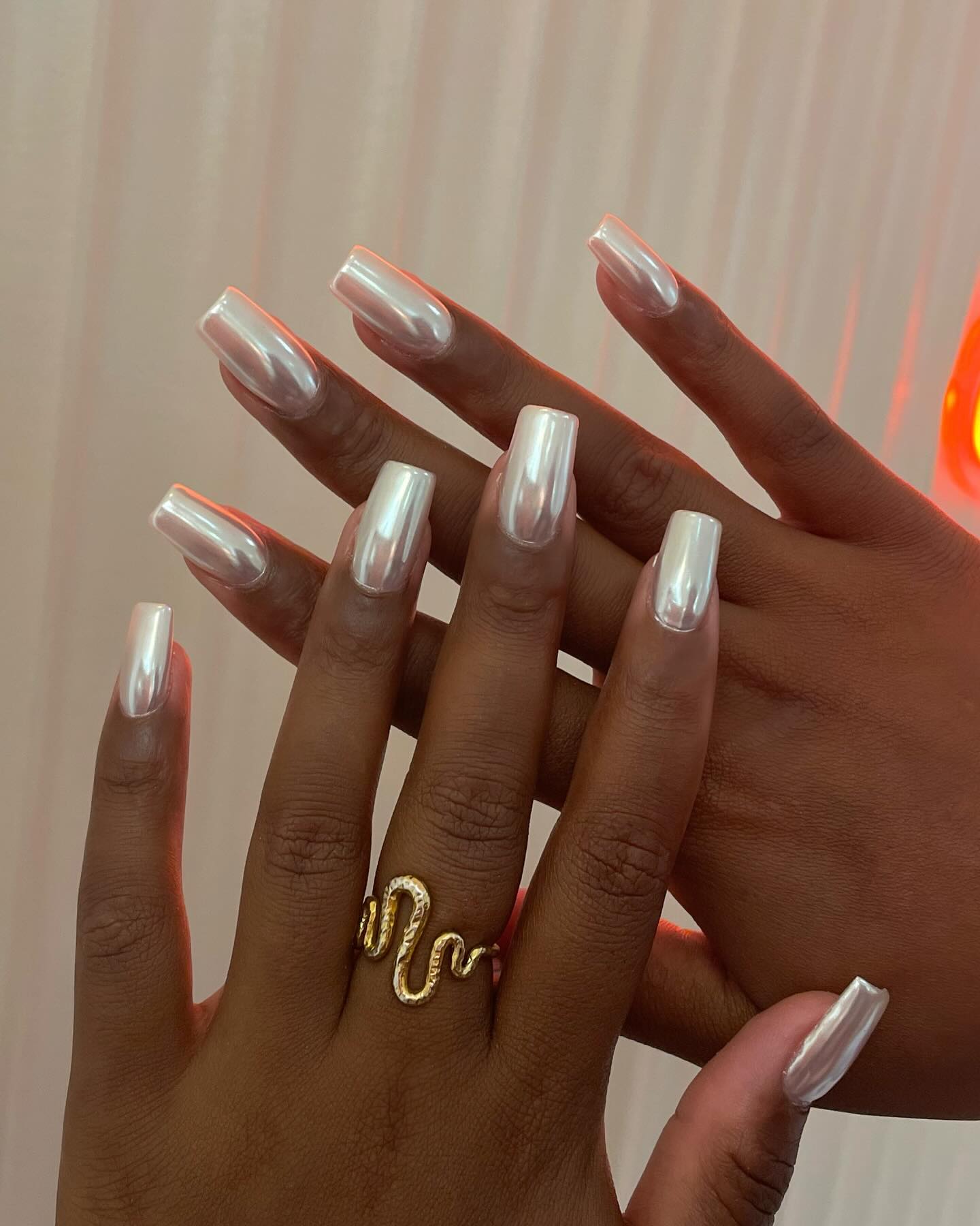 Білий манікюр не виходить із моди: ідеї стильних дизайнів на осінь 2024