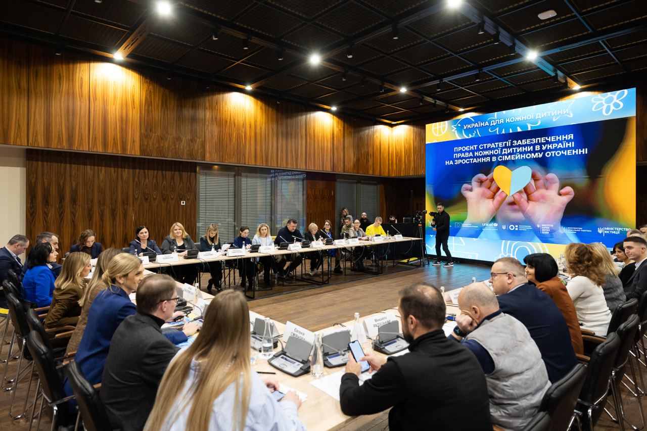 Зеленская в лаконичном костюме рассказала о важности роста детей в полноценной семье