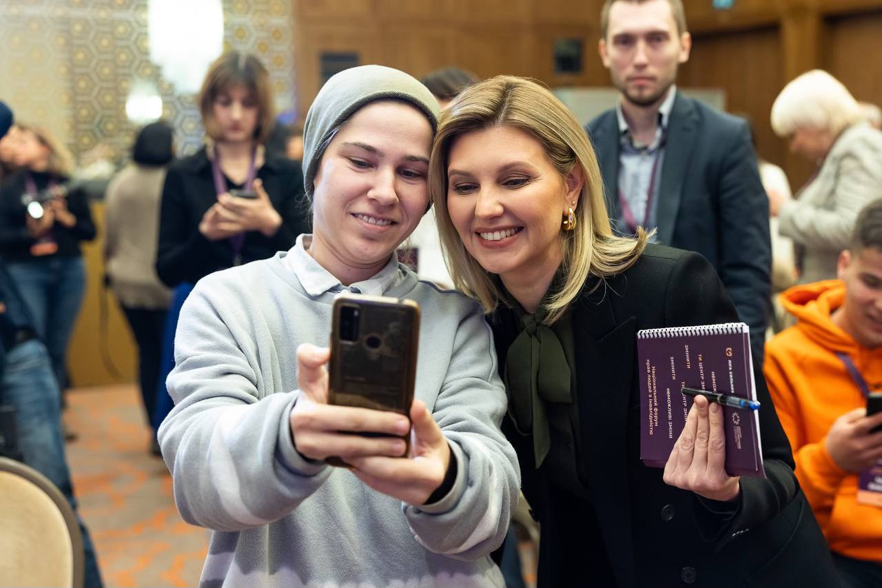 Олена Зеленська показала, як поєднати класичний костюм з елегантним бантом