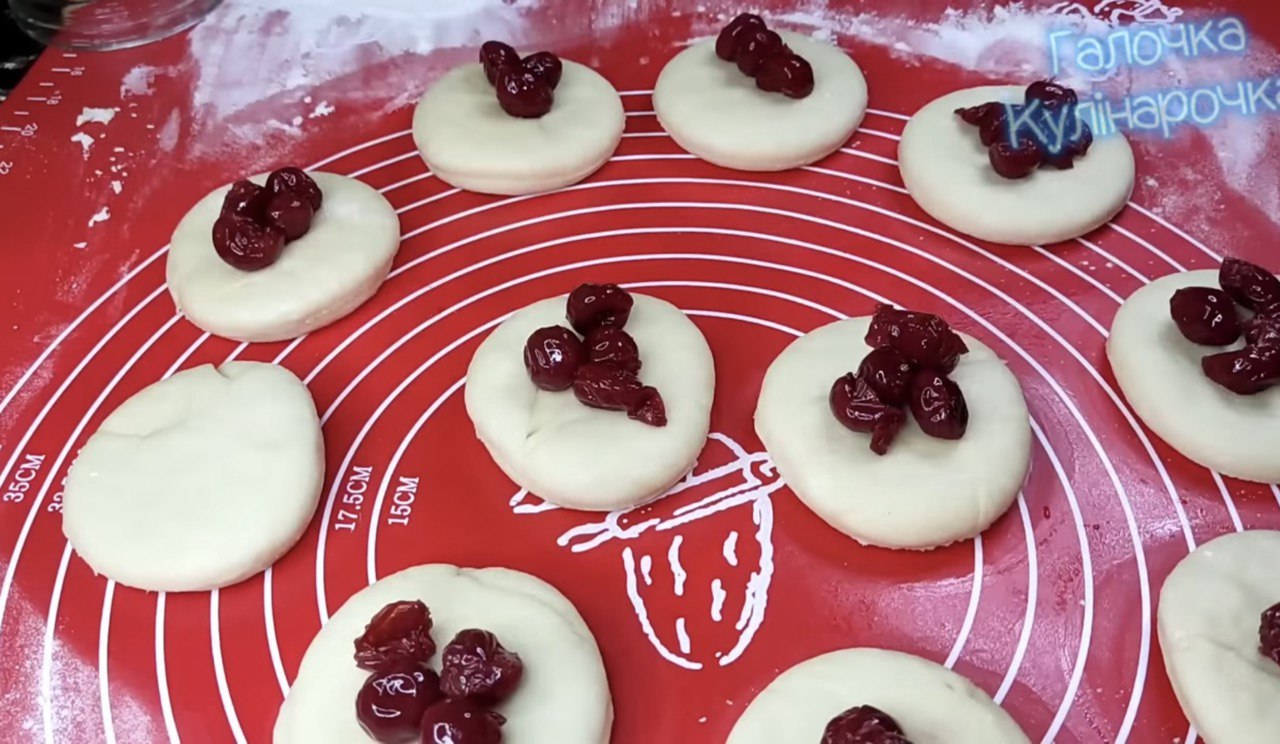 Смачні пончики з вишнями на Різдво: простий покроковий рецепт