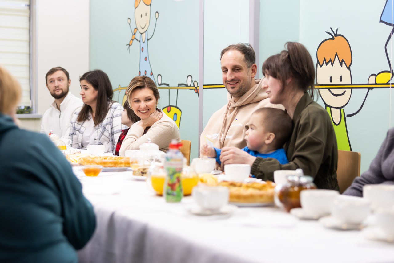 Елена Зеленская в интересном образе посетила детское чтение-чаепитие (фото)