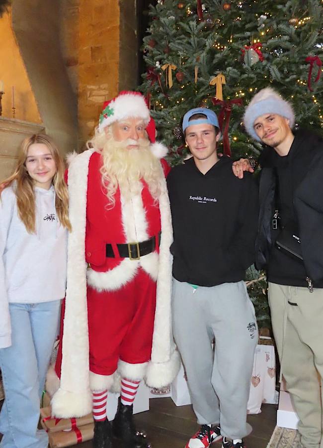 Виктория Бекхэм показала, как празднует Рождество в кругу семьи (фото)