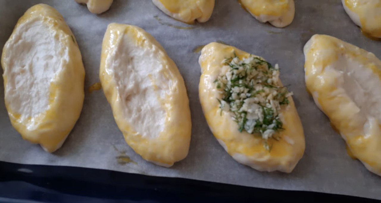 Як хачапурі, тільки ще смачніші: рецепт відкритих булочок з сиром