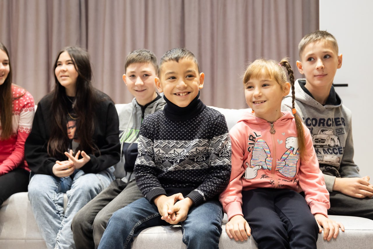 Олена Зеленська заселила багатодітну родину у новий будинок: "Передала ключі"