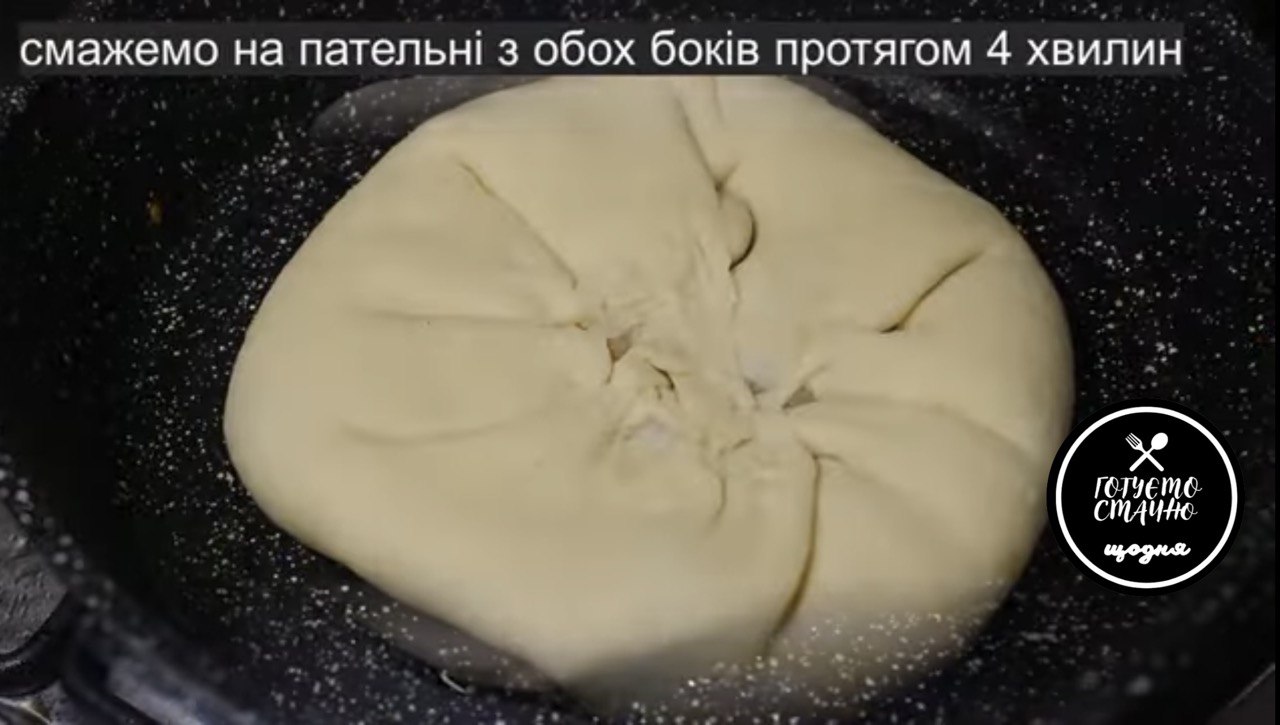 Просто та швидко: рецепт приготування смачних пиріжків з м'ясом на сковорідці