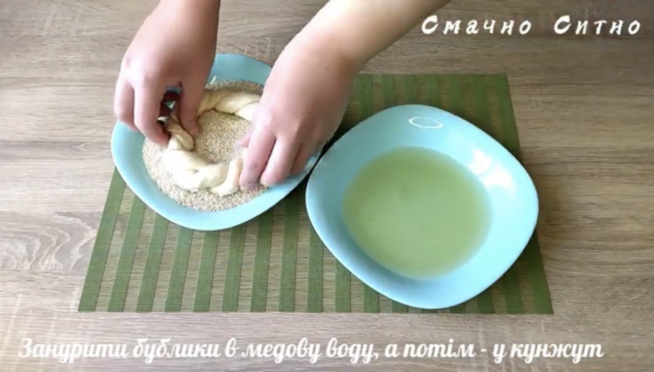 Як швидко і легко приготувати відомі турецькі бублики з кунжутом: покроковий рецепт