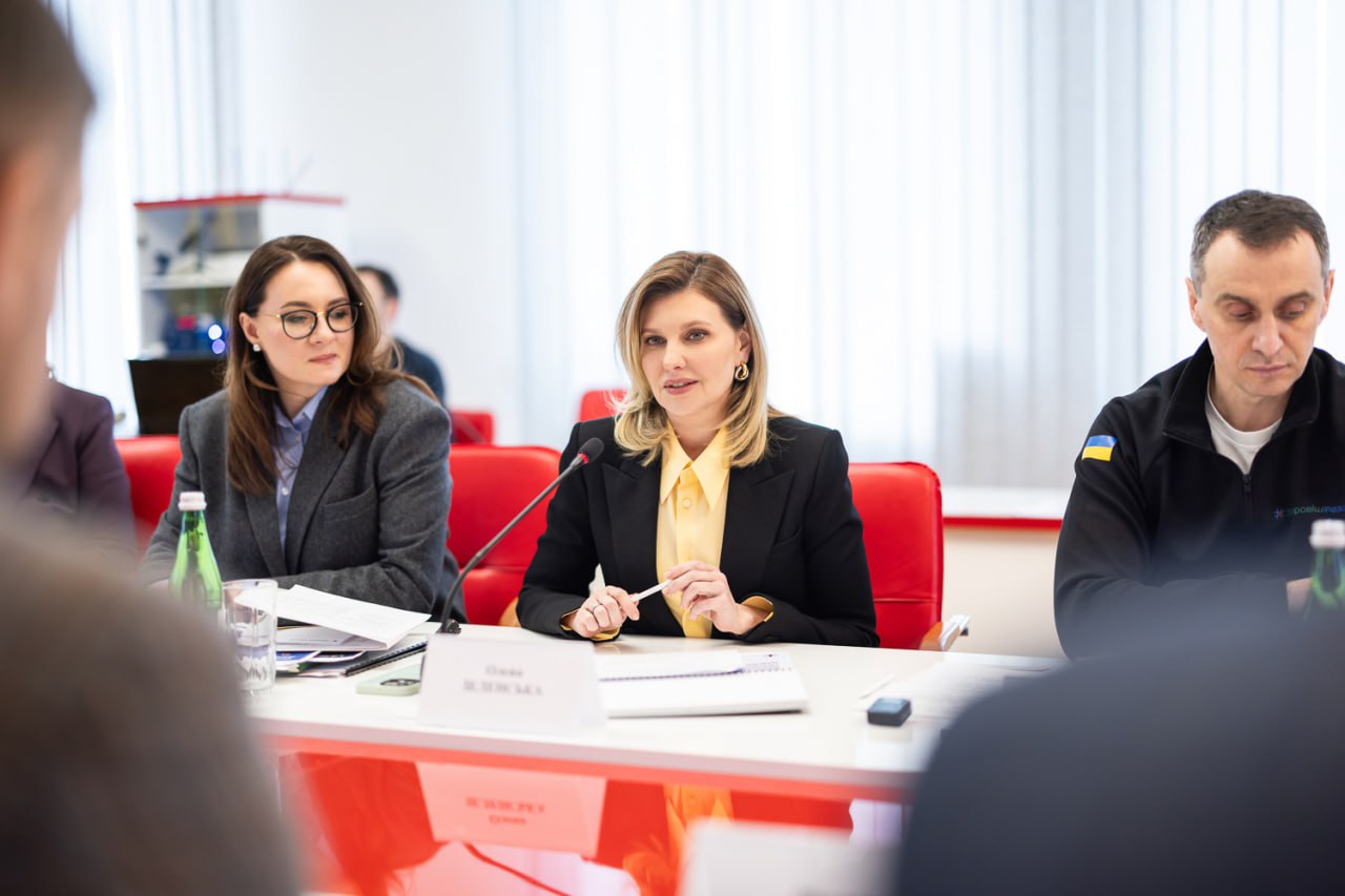 Олена Зеленська показала, як поєднати яскраву сорочку з класичним костюмом (фото)