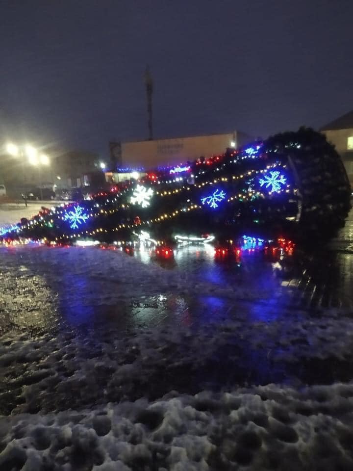 Ураганний вітер повалив новорічні ялинки в різних містах України (відео і фото)