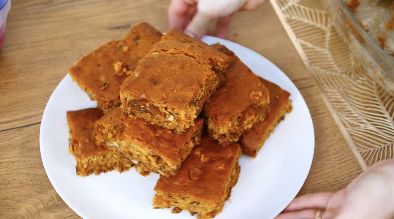 Без яиц и на минеральной воде: рецепт необычного заливного пирога с вареньем