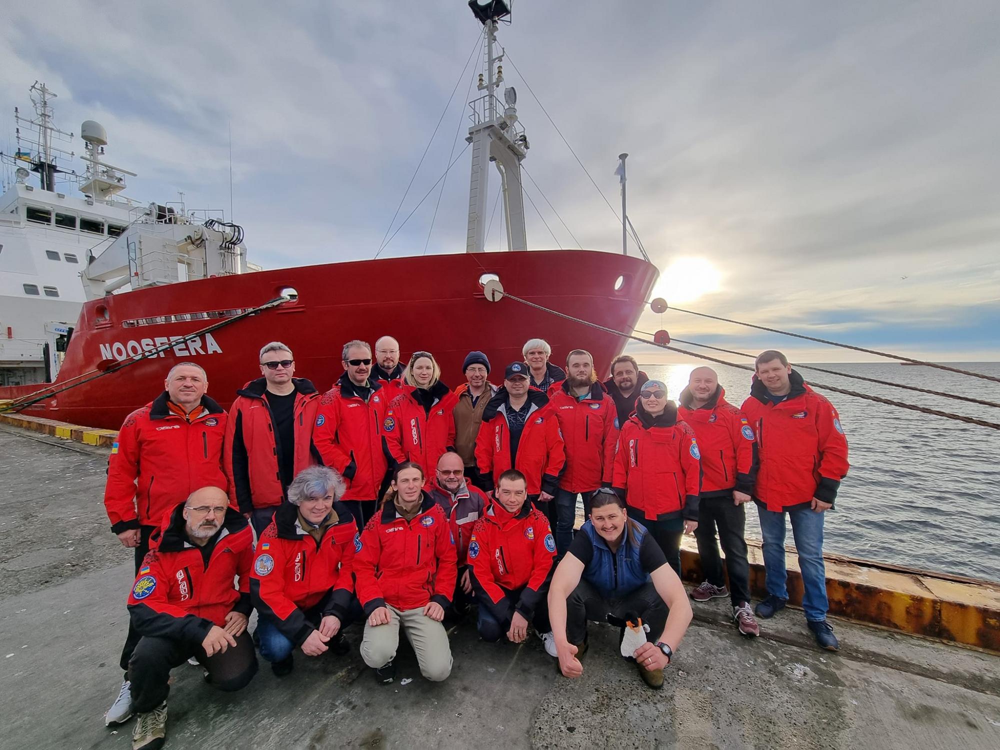 Хвилі 10 метрів: українські полярники показали "луна-парк", з якого важко вийти (фото)