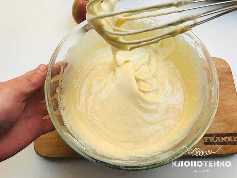 Найпростіший яблучний пиріг на кефірі від Євгена Клопотенка: швидко і дешево!