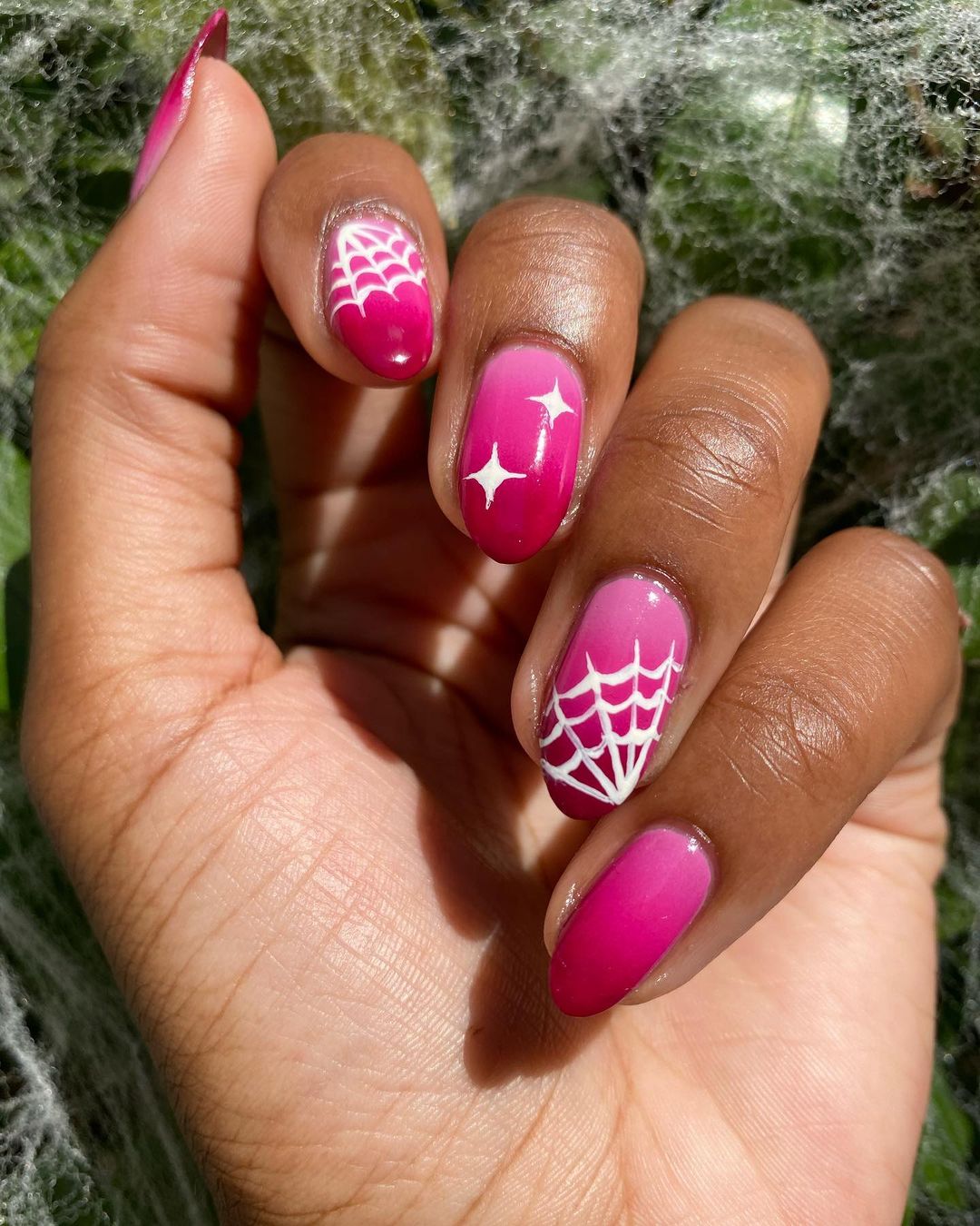 Маникюр на Хэллоуин-2024: 7 идей стильного нейл-арта с паутиной и пауками