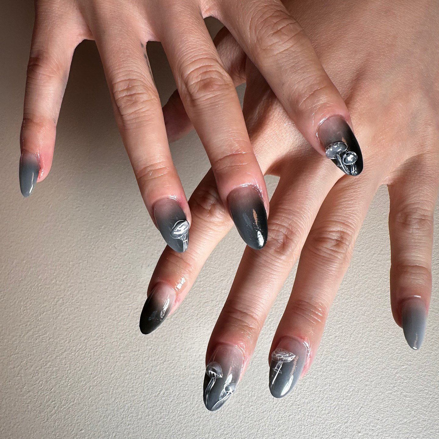 Який вигляд мають нігті хром: 8 ідей популярного "френча" з металевими кінчиками