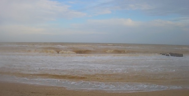 В Кирилловке море стало цвета какао: как сейчас выглядит курортный поселок (фото)