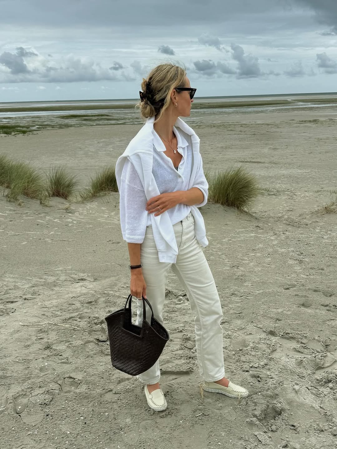 Цей колір джинсів - головний хіт літа 2025: з чим їх носити, щоб виглядати модно