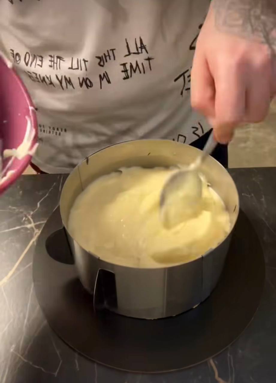 Рецепт десерту з чорницею, який схожий на гігантський еклер: здивує своїм смаком