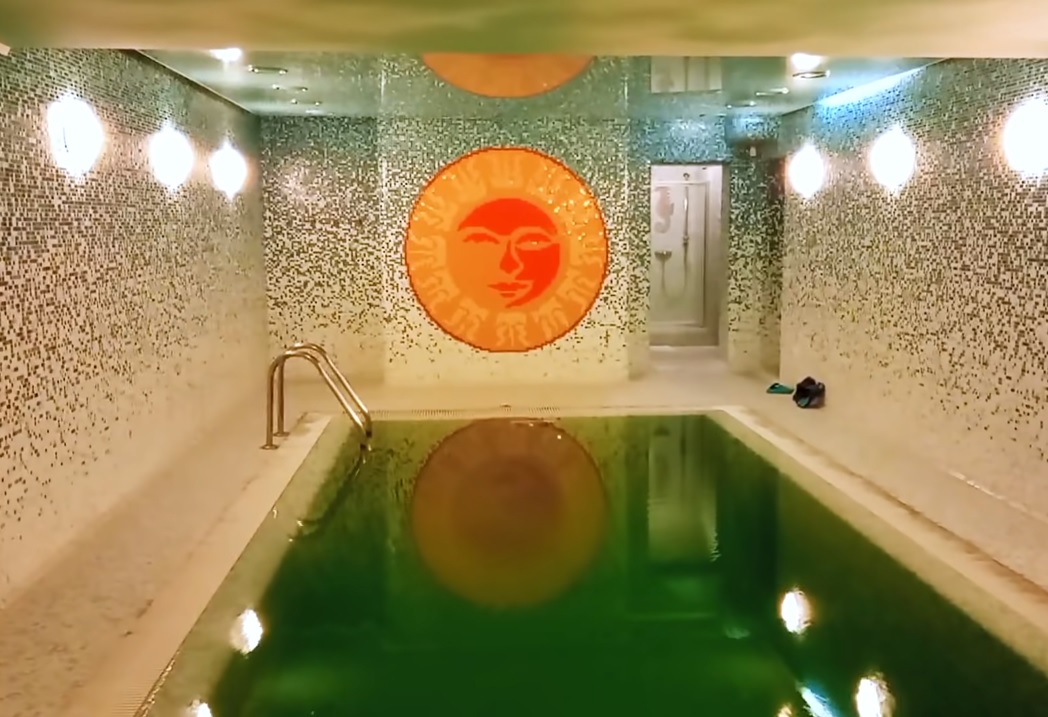 Безвкусица и претенциозность: в Киеве показали дома за миллионы долларов со спорным дизайном (фото)