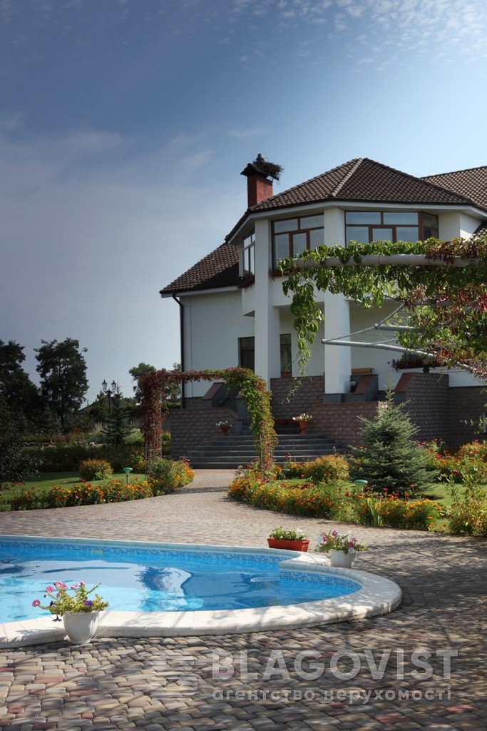 Под Киевом продают элитный особняк с местом для теннисного корта и вертолетной площадки (фото)