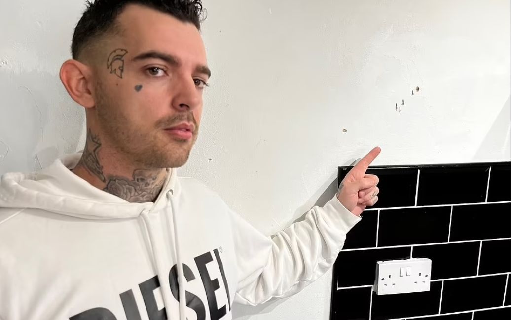 Британец, бросивший жену с детьми ради украинки, теперь бросил и украинку