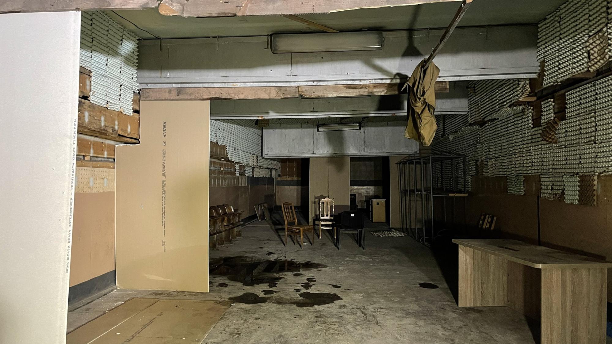 Електричні кабелі та протигази: з'явилися нові фото з катівні окупантів в Ізюмі