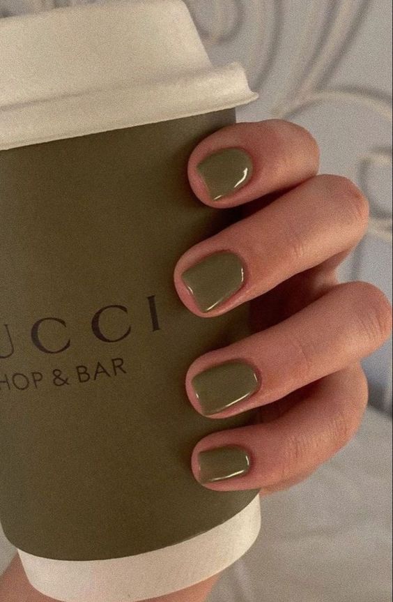 Просто і зі смаком: тренди манікюру на осінь 2022