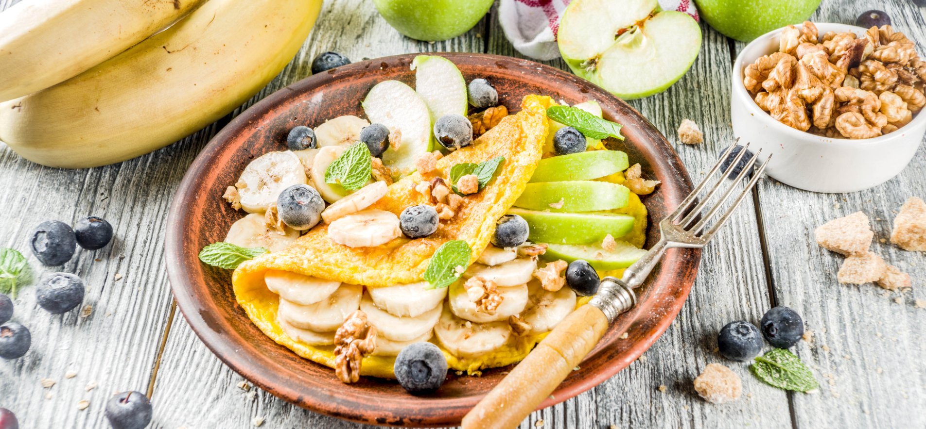 Діти будуть в захваті: як приготувати смачний омлет з фруктами на сніданок