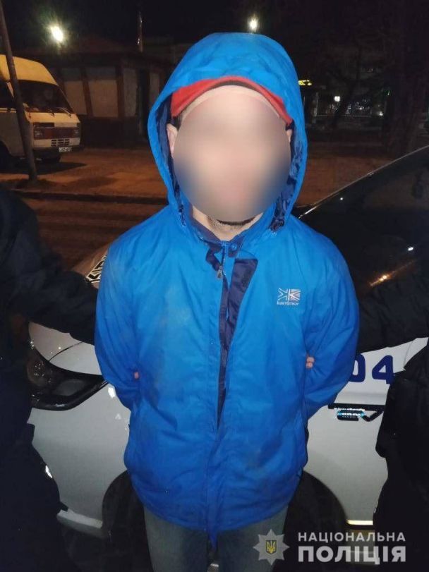 В Ужгороді чоловік у власній квартирі застав грабіжника: що він зробив (фото)