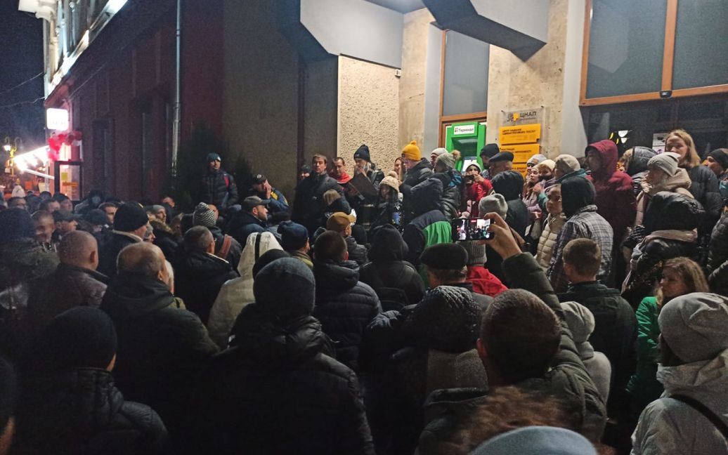 В Ивано-Франковске родители всю ночь мерзли в очереди ради записи в детсад (видео)