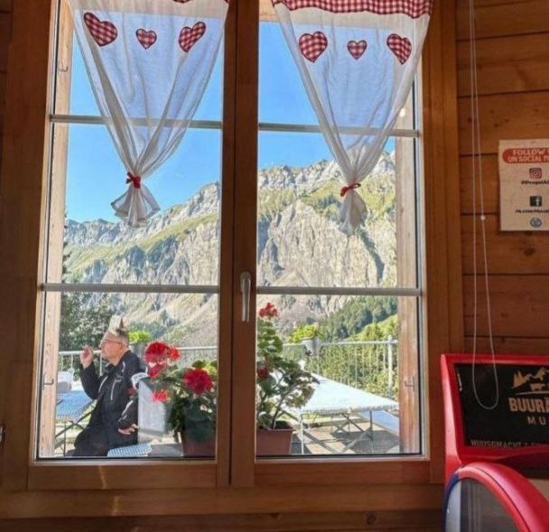 Папарацци "подловили" Меладзе в горах. Как выглядит продюсер после разрыва с Брежневой