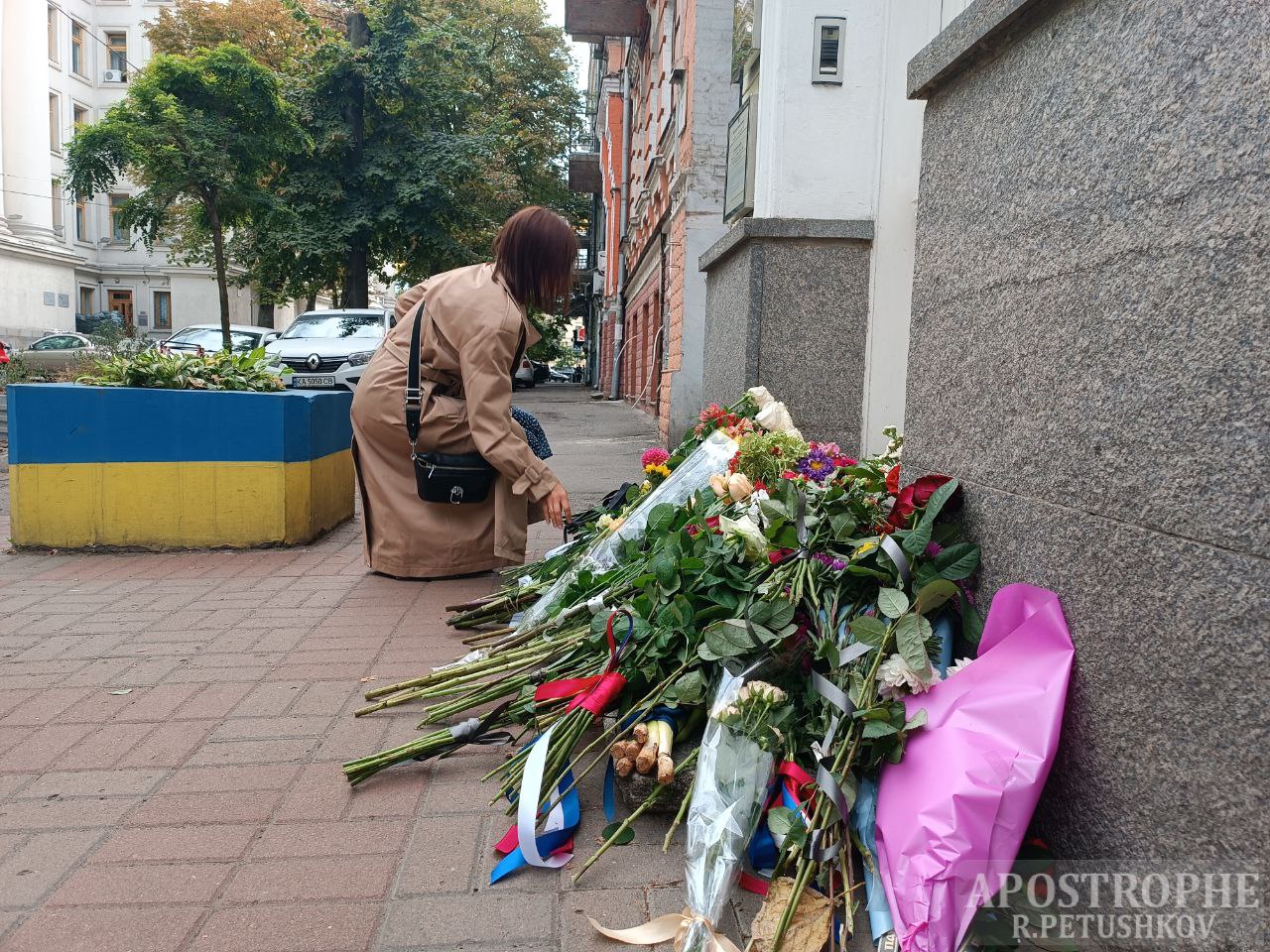 Украинцы несут цветы к посольству Британии в Киеве, чтя память Елизаветы II