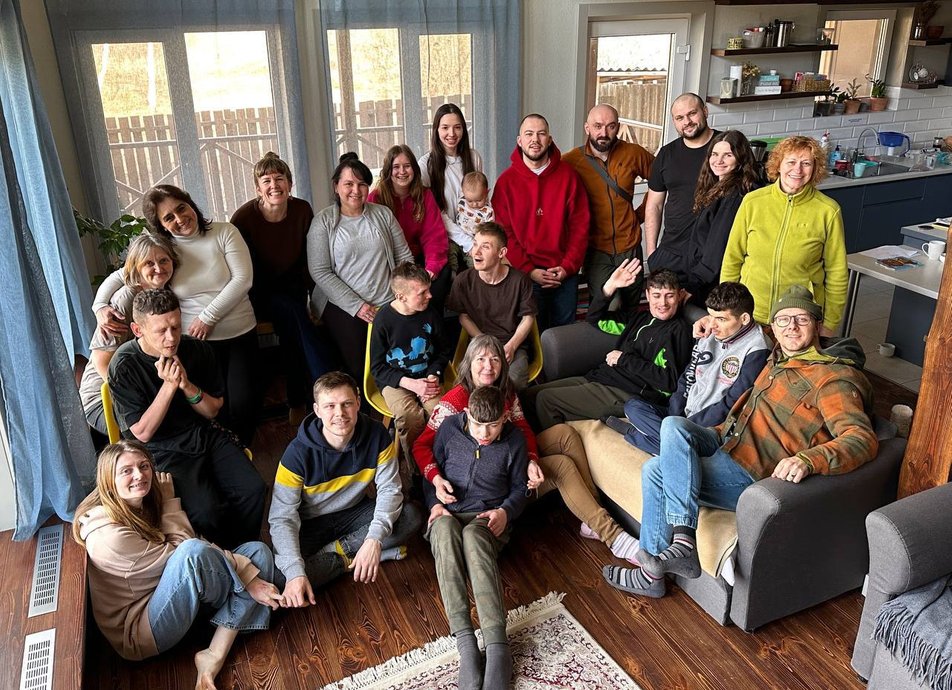 Американець взяв під опіку шістьох українців з інвалідністю: зворушлива історія у фото