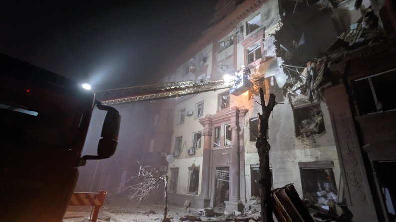 "Почули, як вилітають вікна". Очевидці розповіли про нічний обстріл Запоріжжя