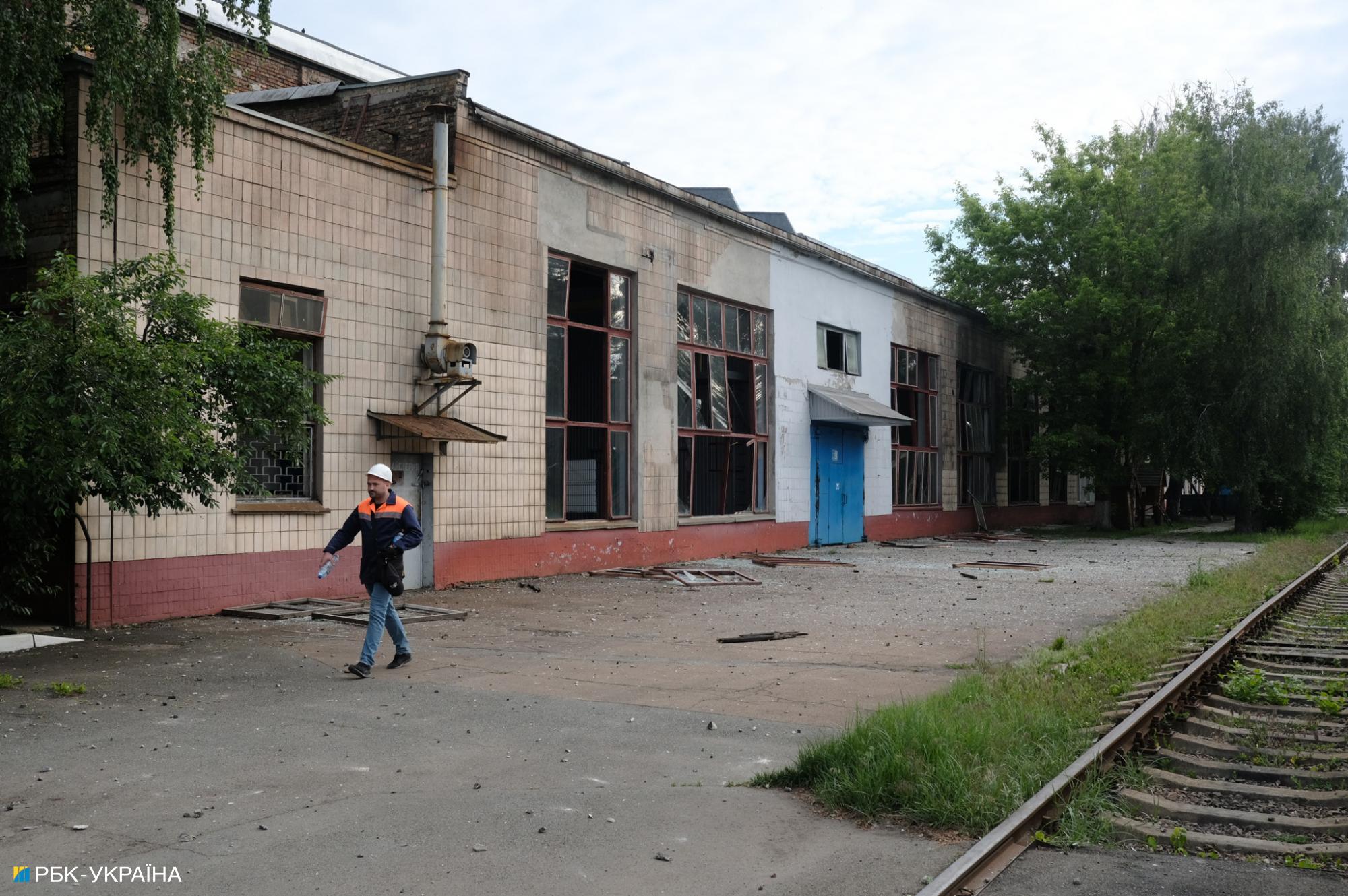 Ранковий удар по Києву. Фоторепортаж з обстріляного ДВРЗ