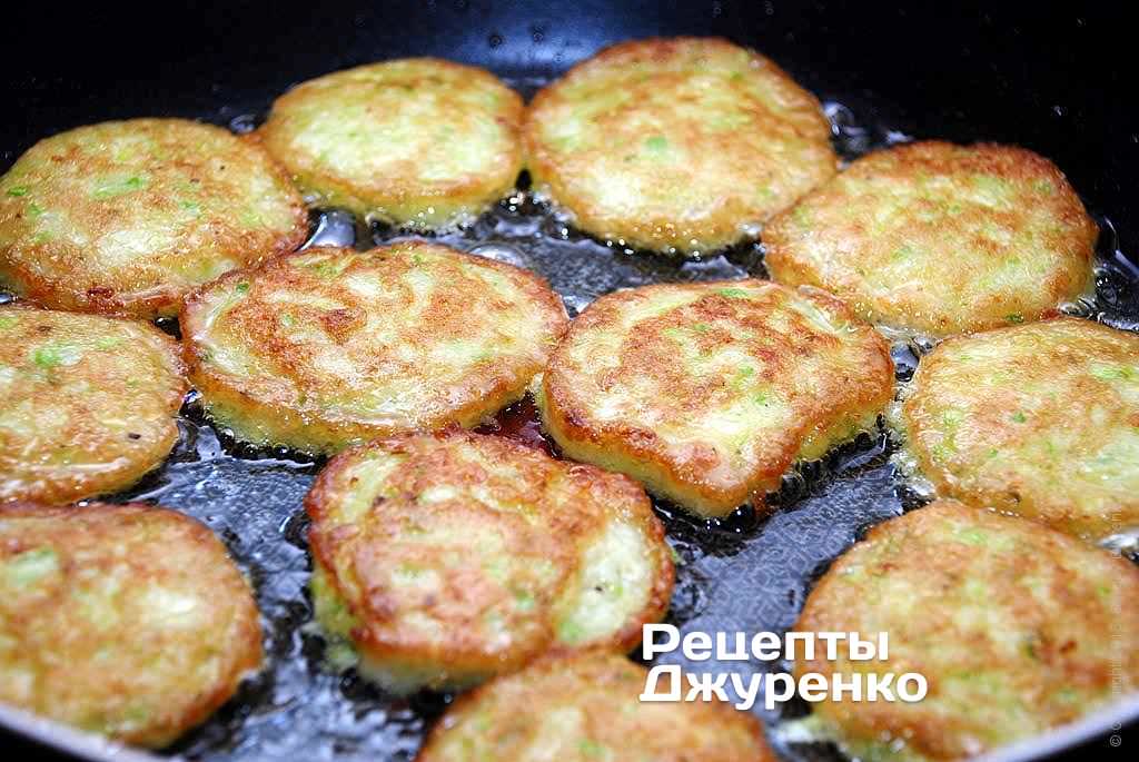 Кулинар раскрыл секрет вкуснейших кабачковых оладий: подавать только так!