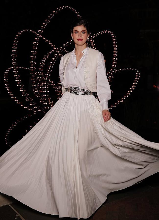 8 дуже стильних образів "рятувальниці Малібу" Александри Даддаріо, яка підтримує Україну